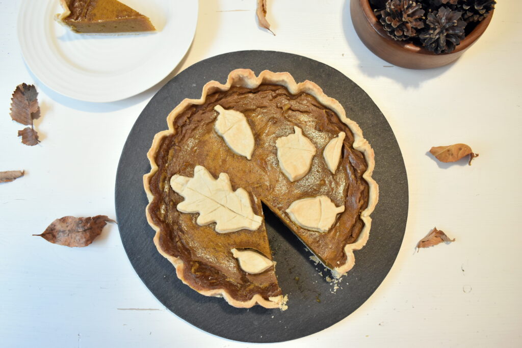 Vegan Pumpkin Pie with decorative pie crust