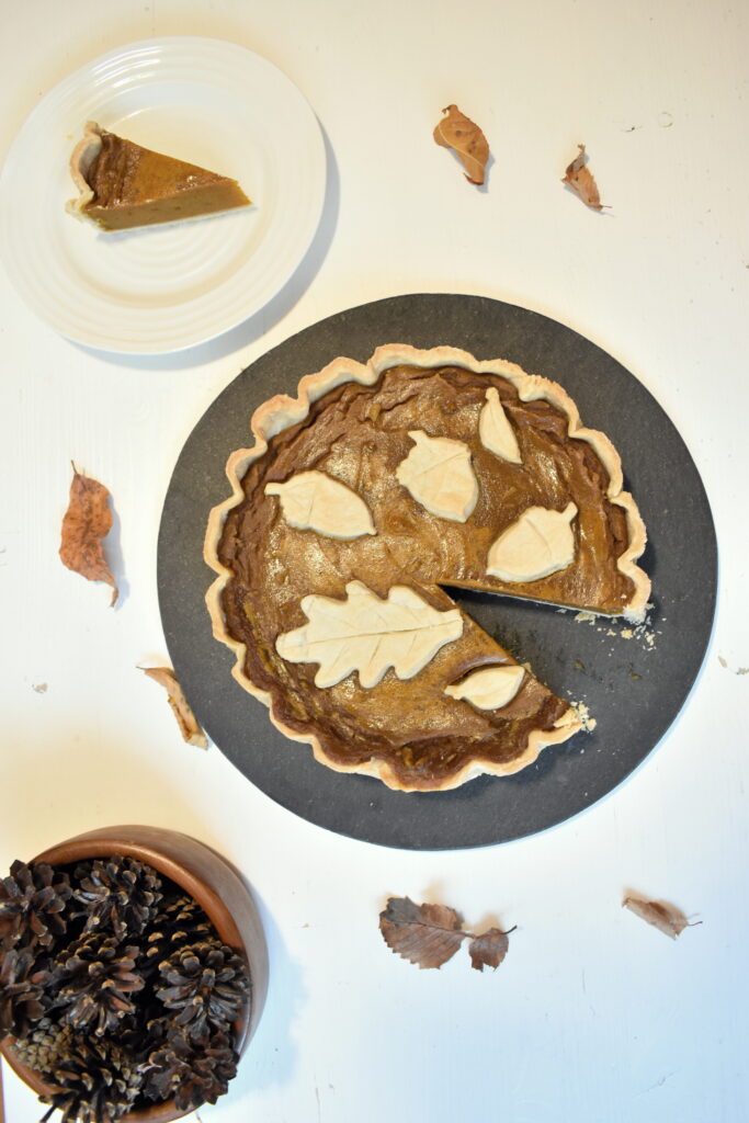 Vegan Pumpkin Pie Recipe with decorative pie crust